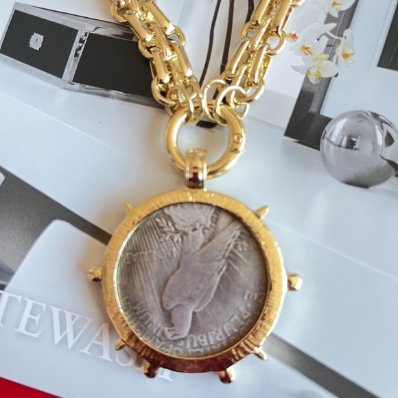 🌺🌺 Statement Coin Large Vintage Necklace 🌺 - Picture 7 of 7